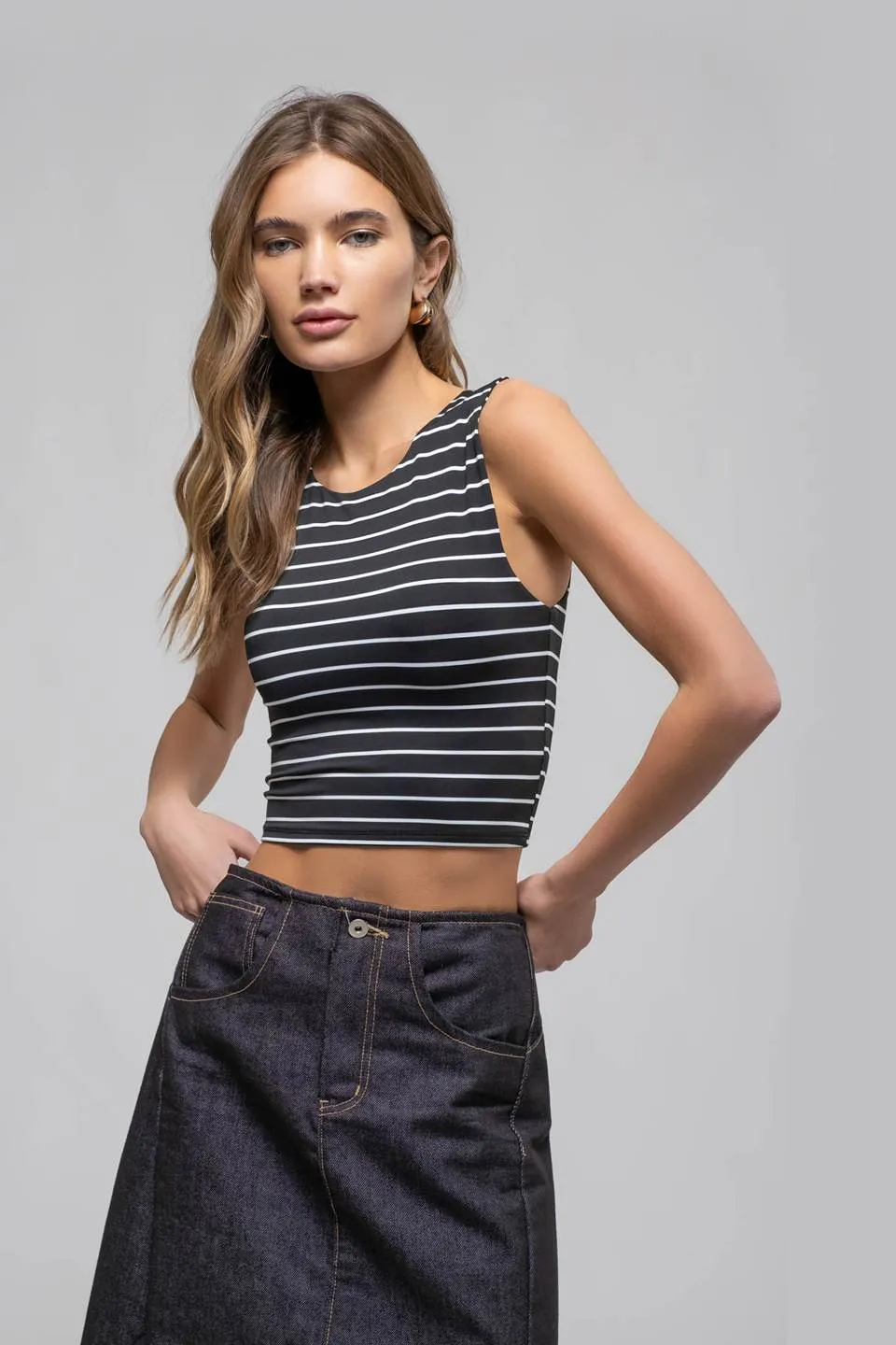 STRIPE ROUND NECK SLEEVELESS CROP TOP